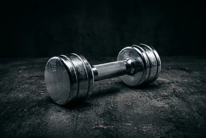 Comment réaliser un exercice biceps avec haltère efficacement